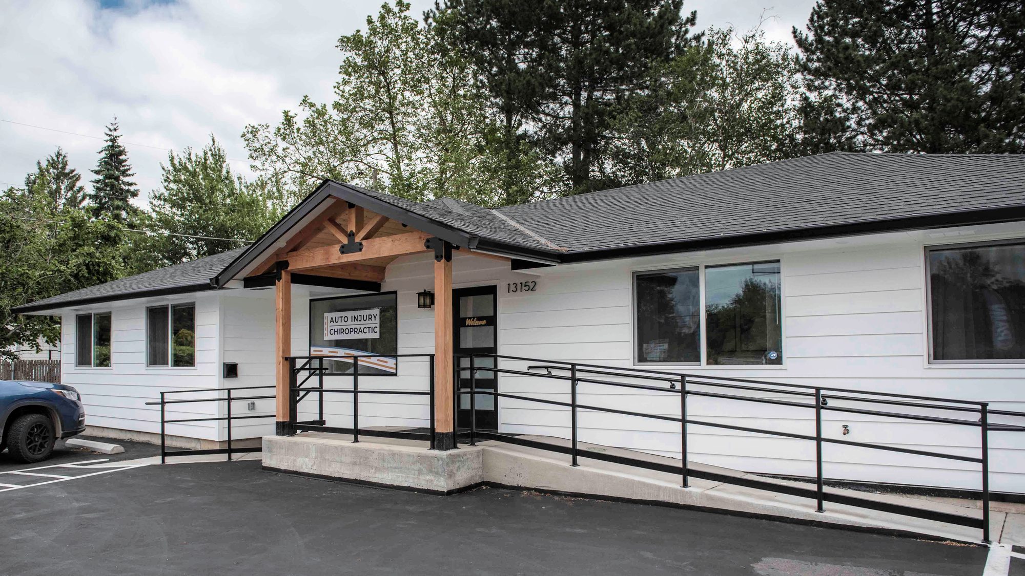 Exterior entrance of the Auto Injury Chiropractic clinic in Milwaukie